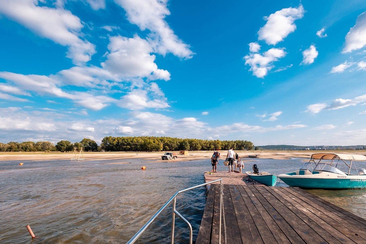 Arriving at the island pontoon by boat